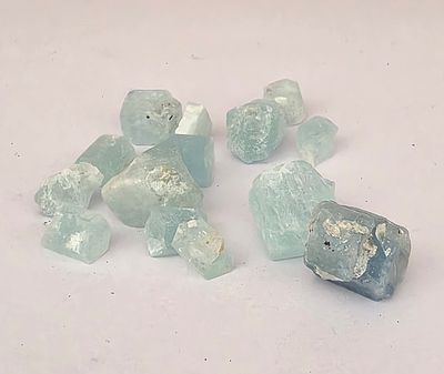 לוט 13 גבישי אקווה מארין, משקל 100 קראט, הוצאו מבריפקה עם תג מחיר של 4$ לקראט 