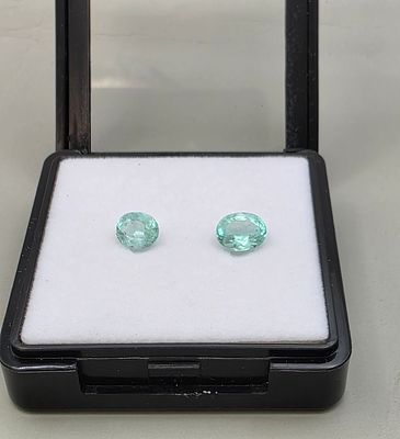 לוט 2 אבני אמרלד מלוטשות סופר AAAּ+++, משקל 2.45 קראט, מגיעות בקופסת תצוגה עם תג 