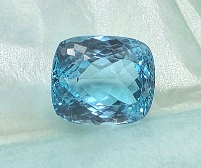 אבן סוויס בלו טופז מלוטשת סופר AAAּ+++, משקל 30.26 קראט, יפהפיה, צבע נהדר, מגיעה 