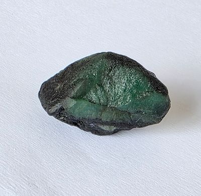 אבן אמרלד גולמית, משקל 36.24 קראט, הוצאה מבריפקה עם תג מחיר של 7$ לקראט, טבעית 