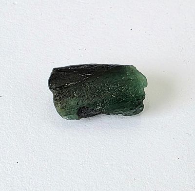 אבן אמרלד גולמית, משקל 18.74 קראט, הוצאה מבריפקה עם תג מחיר של 10$ לקראט, טבעית 