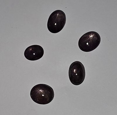 לוט 5 אבני רובי סטאר מלוטשות, משקל 30 קראט, הוצאו מבריפקה עם תג מחיר של 10$ לקראט 