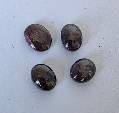 לוט 4 אבני רובי סטאר מלוטשות, משקל 32.4 קראט, הוצאו מבריפקה עם תג מחיר של 10$ לקראט 