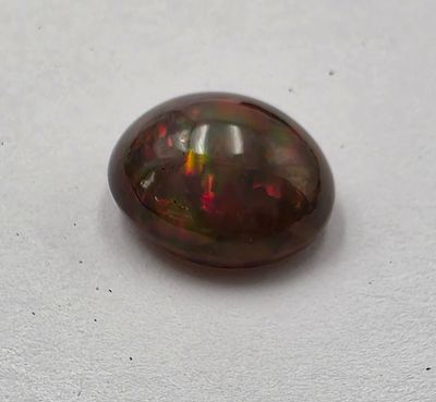 אבן אופל מלוטשת, משקל 10.6 קראט, נוצצת בצבעים מדהימים, מדהימה ביופיה, הוצאה מבריפקה 