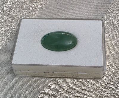 אבן ג'ייד ירוק מלוטשת, משקל 15.5 קראט,צבע נהדר, מגיעה בקופסת תצוגה עם תג מחיר של 20$ 