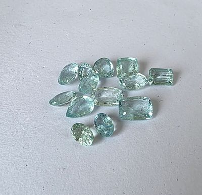 לוט 13 אבני אקווה מארין מלוטשות, משקל 51.38 קראט, מגיעות בבריפקה עם תג מחיר של 12$ 