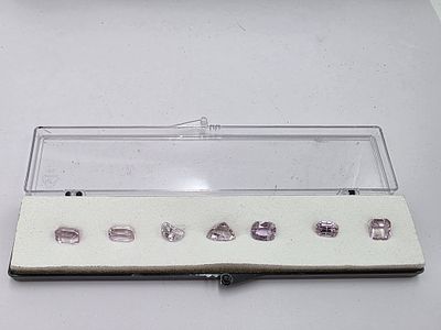 לוט 7 אבני קונזייט מלוטשות סופר AAAּ+++, משקל 39.8 קראט, מגיעות בקופסת תצוגה עם תג 