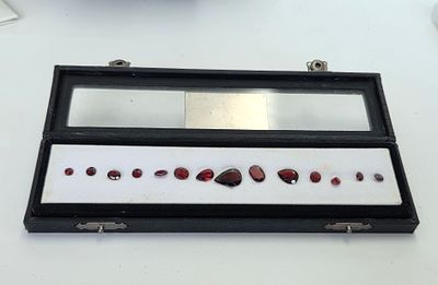 לוט אבני גרנט רודולייט מלוטשות סופר AAAּ+++, משקל 25 קראט, מגיעות בקופסת תצוגה עם תג 