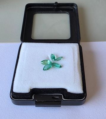 לוט 5 אבני אמרלד זמביה מלוטשות סופר AAAּ++++, משקל 2.38 קראט, צבע נהדר, זוהרות 