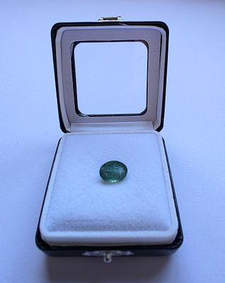 אבן אמרלד זמביה מלוטשת סופר AAA+++, משקל 3.88 קראט, צבע נהדר, מגיעה בקופסת תצוגה עם 