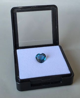 אבן לונדון בלו טופז מלוטשת בצורת לב, סופר AAAּ+++, משקל 4.23 קראט, נדירה, שקופה 