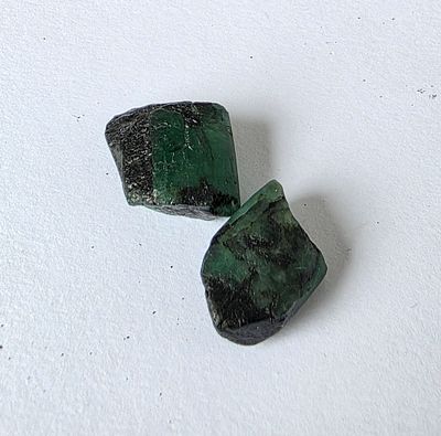 לוט 2 אבני אמרלד גולמיות, משקל 45 קראט, הוצאו מבריפקה עם תג מחיר של 10$ לקראט 