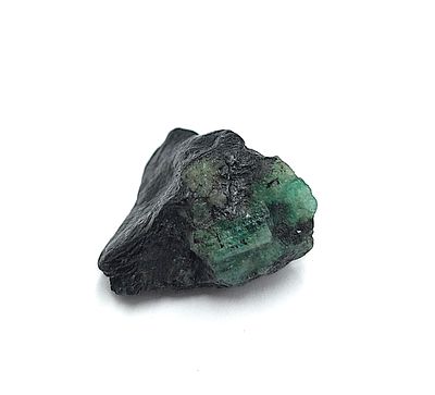 אבן אמרלד גולמית, משקל 53 קראט, הוצאה מבריפקה עם תג מחיר של 7$ לקראט, טבעית מהכספת 