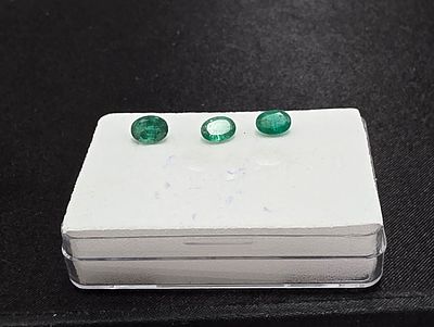 לוט 3 אבני אמרלד זמביה מלוטשות סופר AAAּ+++, משקל 2.37 קראט, צבע נהדר, מגיעות בקופסת 
