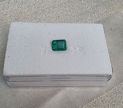 אבן אמרלד זמביה מלוטשת, משקל 1.66 קראט, מגיעה בקופסת תצוגה עם תג מחיר של 500$, טבעית 