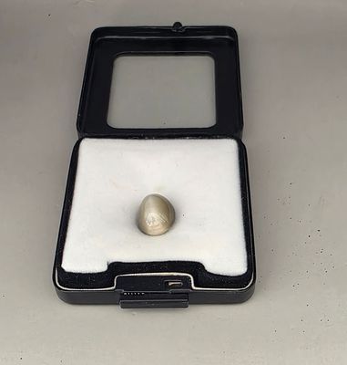 אבן כריסובריל עין החתול מלוטשת, משקל 10.27 קראט, נדירה ביותר, מגיעה בקופסת תצוגה עם 