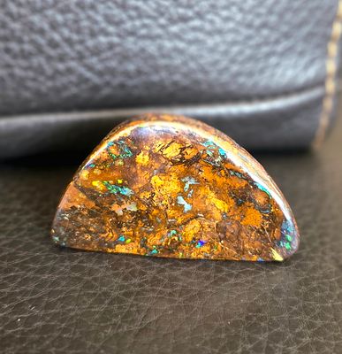 אבן אופל אוסטרלי מלוטשת, ענקית, משקל 346 קראט, נדירה, ברמה מזיאונית, נוצצת בצבעים 