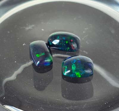 לוט 3 אבני אופל מלוטשות, משקל 7.35 קראט, מדהימות ביופיין, נוצצות בשלל צבעים, הוצאו 