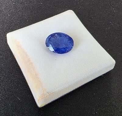 אבן טנזנייט מלוטשת סופר AAAּ+++, משקל 10.84 קראט, מגיעה בקופסת תצוגה עם תג מחיר של 