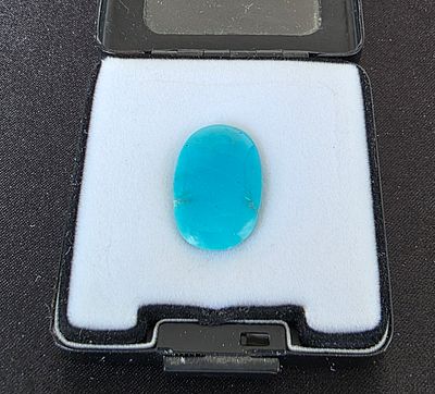 אבן טורקיז נשאבור מלוטשת, משקל 14.66 קראט, נדירה, צבע נהדר, מגיעה בקופסת תצוגה עם תג 