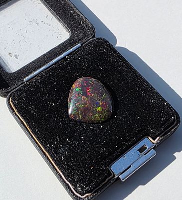 אבן אופל שחור אוסטרלי מלוטשת, נדירה, משקל 12.77 קראט, מדהימה ביופיה, מנצנצת בשלל 