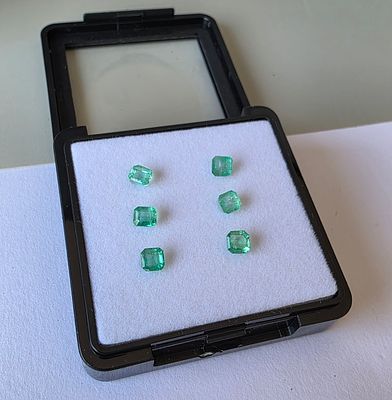 לוט 6 אבני אמרלד מלוטשות סופר AAAּ+++, משקל 2.7 לקראט, מגיעות בקופסת תצוגה עם תג 