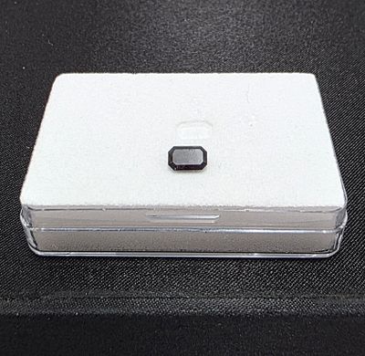 אבן אלכסנדריט מלוטשת נדירה ביותר, משקל 0.77 קראט, אבנים אלו בין היקרות והנדירות 