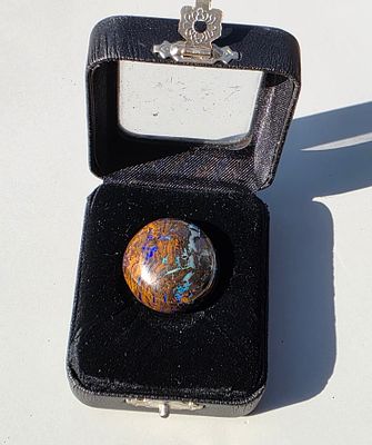 אבן אופל אוסטרלי מלוטשת, משקל 66.27 קראט, יפהפיה, איכות פנטסטית, זוהרת ונוצצת בשלל 