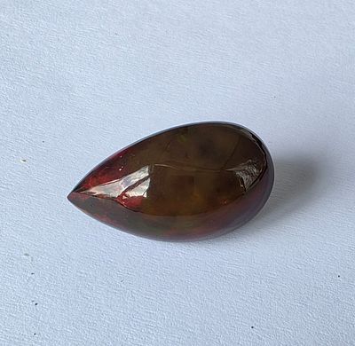 אבן אופל שחור מלוטשת, משקל 15.74 קראט, הוצאה מבריפקה עם תג מחיר של 50$ לקראט, טבעית 