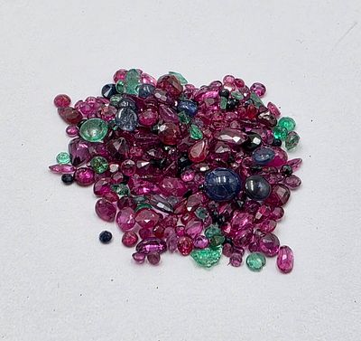 לוט מעורב של אבני רובי בורמה, אבני ספיר ציילוני ואמרלד קולומביאני, מלוטשות סופר 