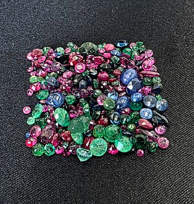 לוט מעורב של אבני רובי בורמה, אבני ספיר ציילוני ואמרלד קולומביאני, מלוטשות סופר 