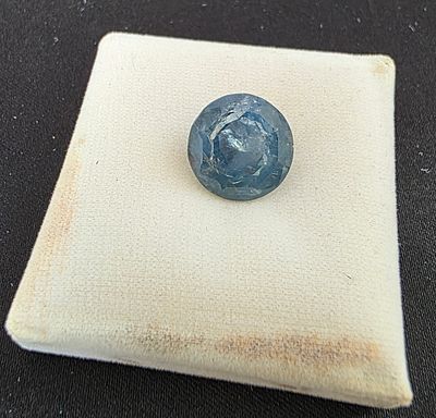 אבן ספיר מלוטשת סופר AAAּ+++, משקל 10.4 קראט, ערוצי פנימיים, בגלל נדירותה נשלחה 