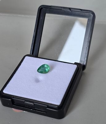 אבן אמרלד מלוטשת סופר AAAּ+++, משקל 2.52 קראט, צבע נהדר, שקופה ונוצצת, איכות גבוהה 
