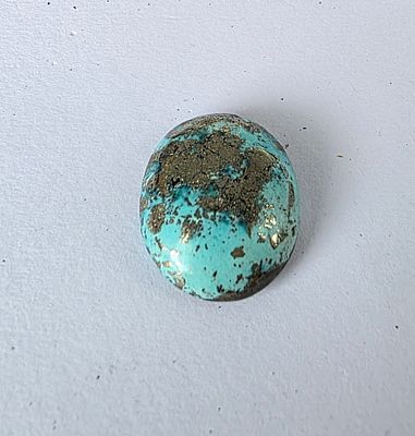 אבן טורקיז אפגניסטן מלוטשת נדירה, משקל 59.89 קראט, גדולה, הוצאה מבריפקה עם תג מחיר 