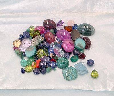 לוט מעורב גדול של אבני חן, 128 קראט, נמכר AS IS ללא אחריות. נמצאו בכספת ללא תעוד 