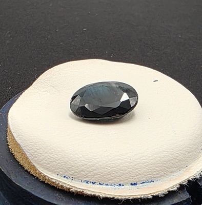 אבן ספיר מלוטשת נדירה, 10.37 קראט, בגלל נדירותה נשלחה לבדיקת מעבדה ונמצאה טבעית 