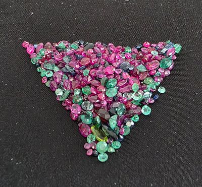 לוט מעורב של אבני רובי בורמה, ספיר ציילוני ואמרלד קולומביאני, מלוטשות סופר AAAּ+++ 