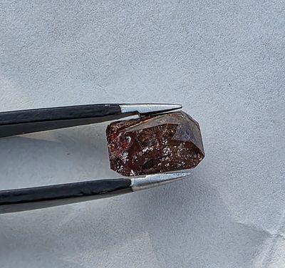 יהלום בגוון קוניאק, משקל 2.33 קראט, מגיע בבריפקה עם תג מחיר של 850$, טבעי מהכספת 