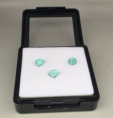 לוט 3 אבני אמרלד סיבירי מלוטשות סופר AAAּ+++, משקל 2.4 קראט, נוצצות וזוהרות ברמה 