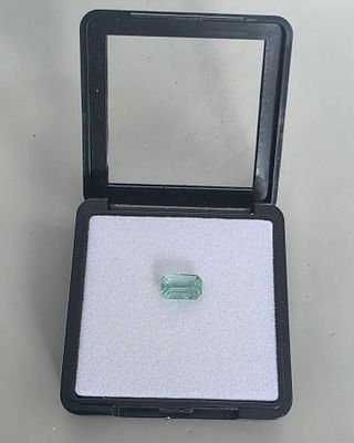 אבן אמרלד סיבירי מלוטשת סופר AAAּ+++, משקל 2.47 קראט, נדירה, מגיעה בקופסת תצוגה עם 