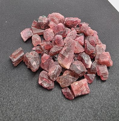 לוט 500 קראט של אבנים גולמיות, בבריפקה רשום גרנאט ומתומחר 3$ לקראט שזה אומר 1500$ 