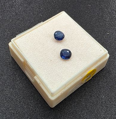 זוג אבני ספיר בורמה נדירות ביותר מלוטשות, 1.7 קראט, מגיעות בקופסת תצוגה עם הכיתוב 