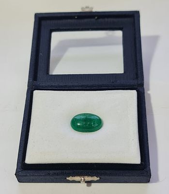 אבן אמרלד מלוטשת גדולה, 13.95 קראט, צבע נהדר, נשלחה לבדיקת מעבדה ונמצאה טבעית 