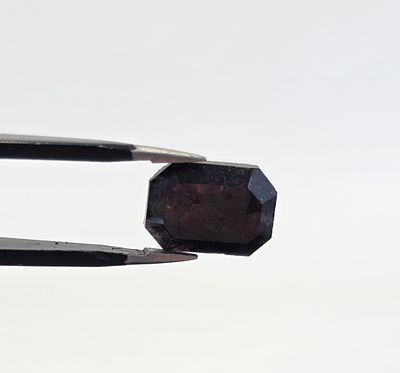 אבן אלכסנדריט מלוטשת נדירה ביותר, משקל 3.45 קראט, אבנים אלו בין היקרות והנדירות 