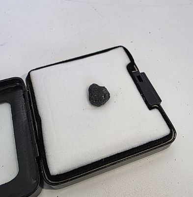 אבן אלכסנדריט גולמית, משקל 4.14 קראט, נדירה ביותר, אחת מהאבנים הנדירות בעולם, מאוספו 