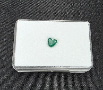 אבן אמרלד זמביה מלוטשת בצורת לב סופר AAAּ+++, משקל 0.96 קראט, מגיעה בקופסת תצוגה עם 