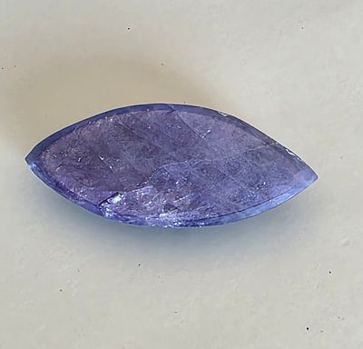 אבן טנזנייט מלוטשת, משקל 122.7 קראט, נמצאה בכספת ללא תג מחיר, טבעית מהכספת באחריות 