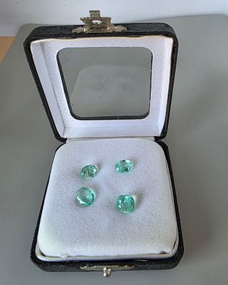 לוט 4 אבני אמרלד מלוטשות סופר AAAּ+++, משקל 3.9 קראט, מגיעות בקופסת תצוגה עם תג מחיר 