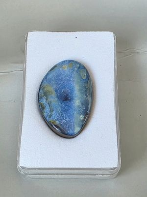 אבן אופל בולדר אוסטרלית אמולייט מלוטשת, הנוצרת ממאובנים בני מיליוני שנה, משקל 38.3 