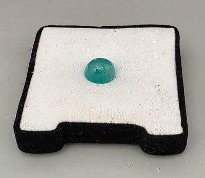 אבן אמרלד מלוטשת, 4.3 קראט, צבע נהדר, מגיעה בקופסת תצוגה עם תג מחיר של 300$ לקראט 